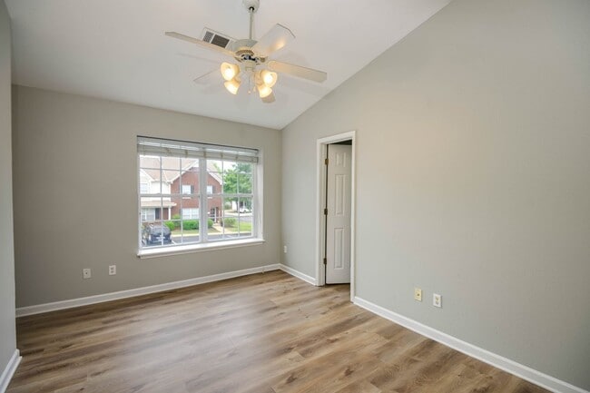 Building Photo - Lee Crossing Neighborhood, Easy access to ...