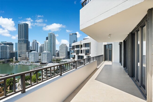 Building Photo - 520 Brickell Key Dr