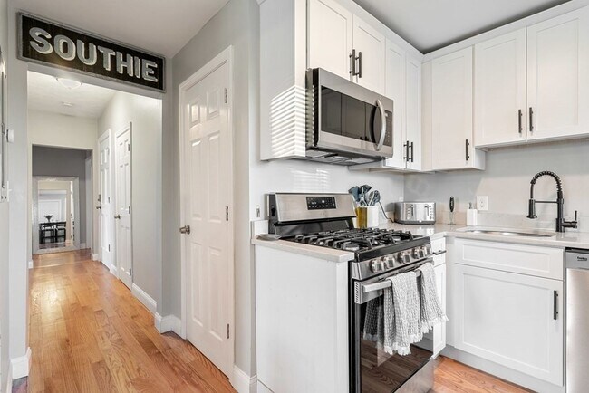 Building Photo - 473 E 5th St