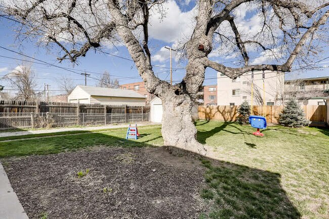 Building Photo - 1370 Xanthia St