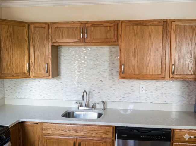 Building Photo - Luxury Home - South Side Flats