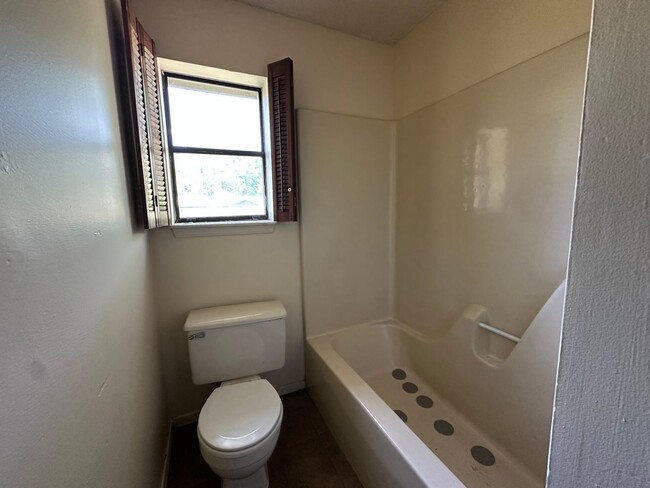 Building Photo - Introducing a charming 3-bedroom, 1.5 bath...