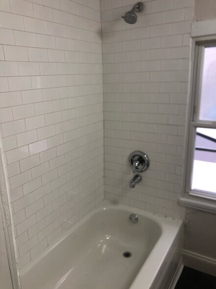 bathroom - 160 W 6th St