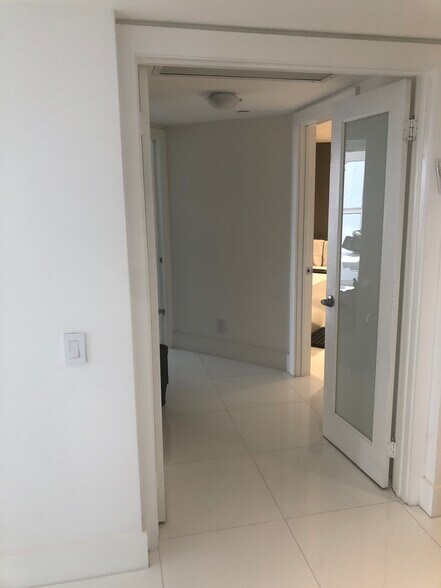 Building Photo - 3640 Yacht Club Dr