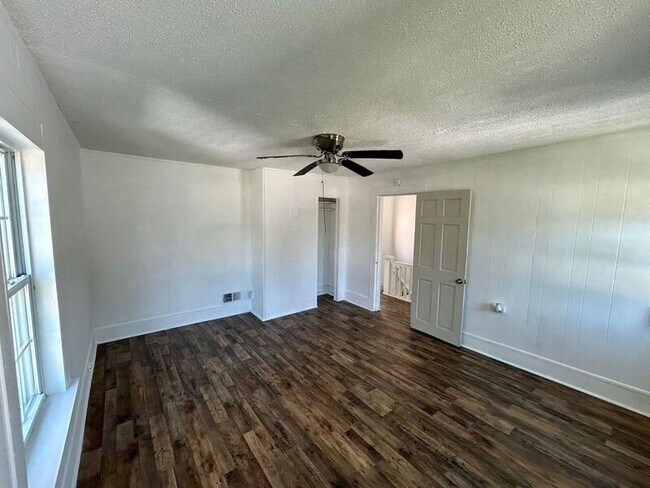 Building Photo - 11 N Quince Ave