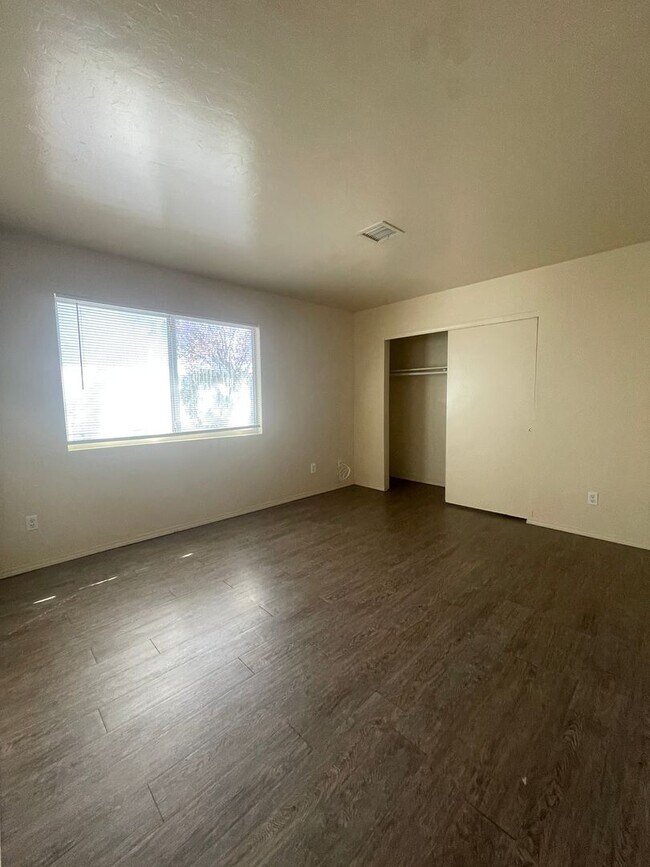 Building Photo - 8412 E Lakeshore Dr