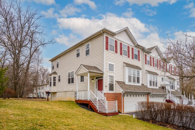 Building Photo - Beautiful Townhome End Unit w/ Garage!