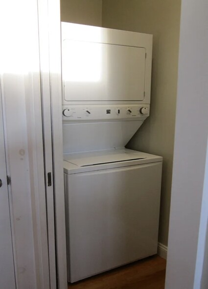 Building Photo - 573 Shirley St