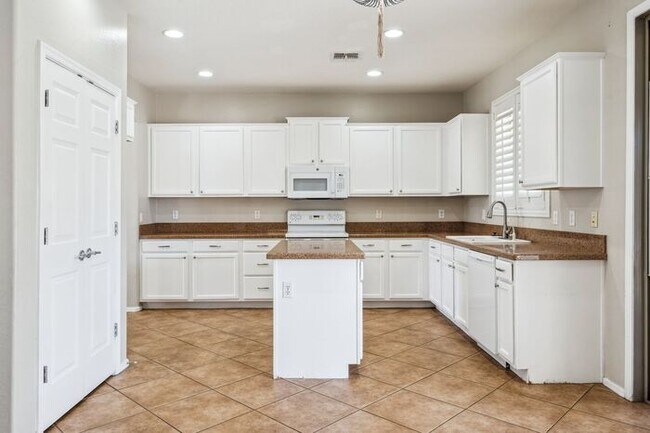 Building Photo - Beautiful 5 Bedroom 3 Bath home