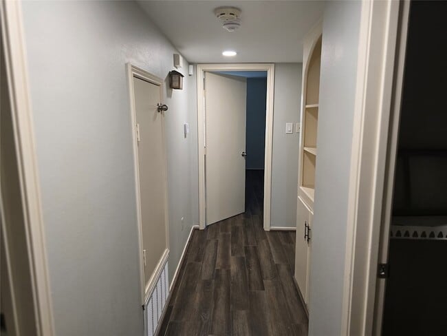 Building Photo - 12968 Trail Hollow Dr