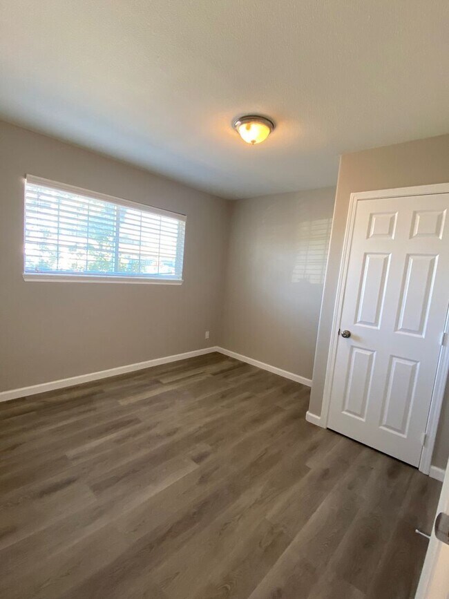 Building Photo - 4 Bedroom in Simi Valley