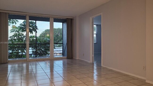 Building Photo - 120 Royal Pk Dr