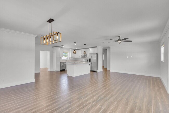 Building Photo - 204 W Whitney Dr