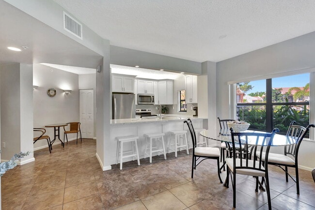 Building Photo - 300 Uno Lago Dr