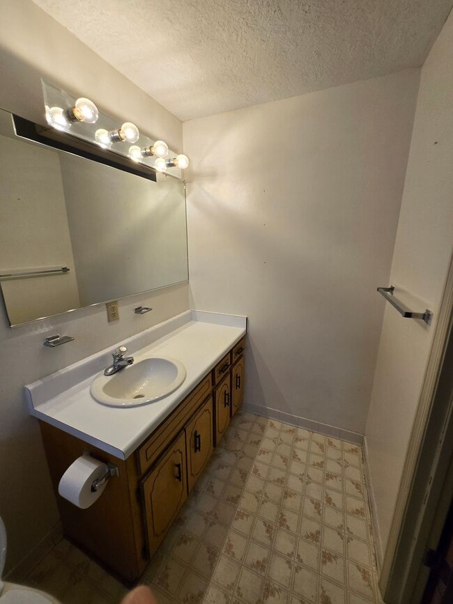 Building Photo - 2923 Celeste Dr