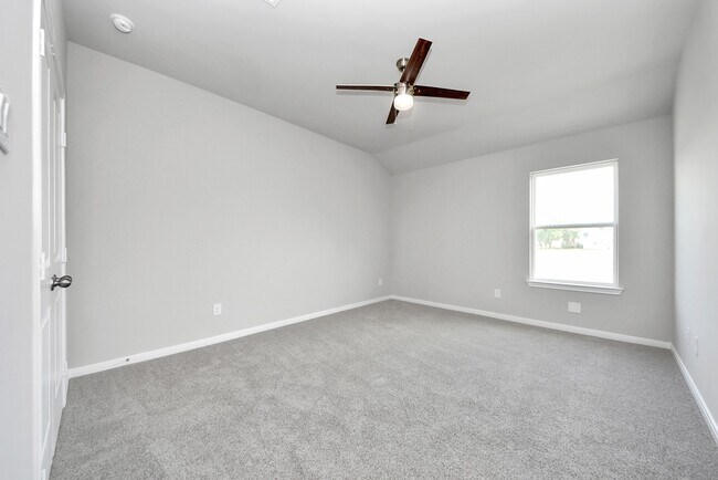 Building Photo - 688 Swallow Dr