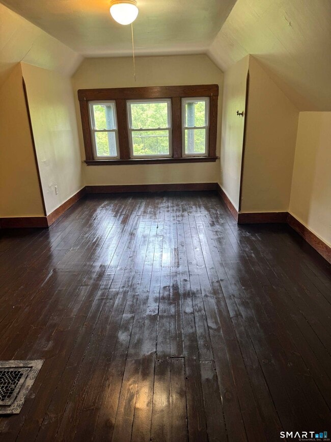 Building Photo - 868 Elm St