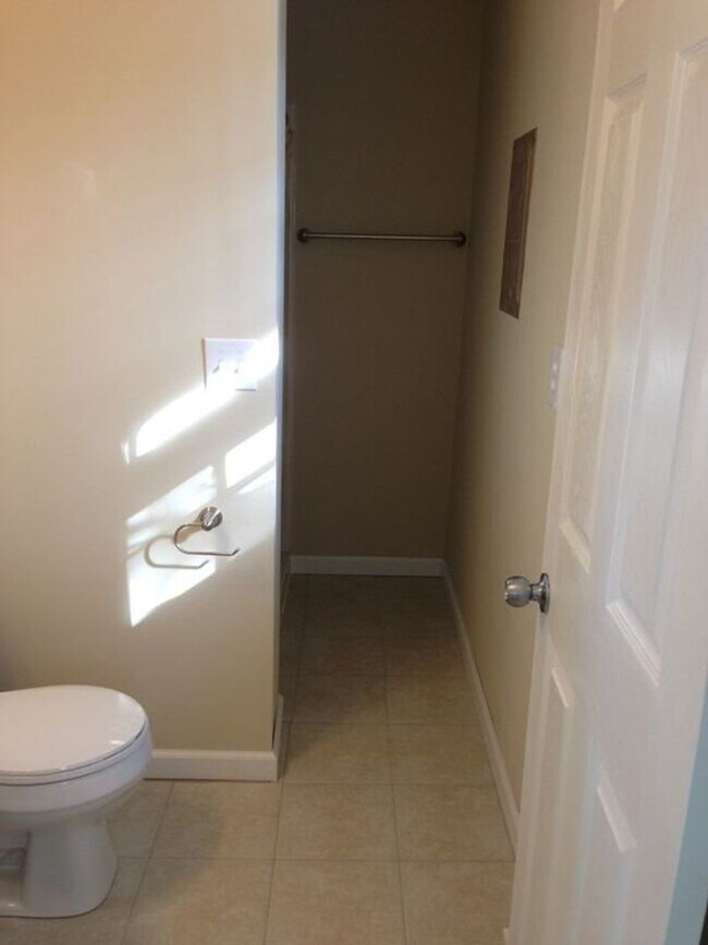 Building Photo - 2303 Glenoak Dr