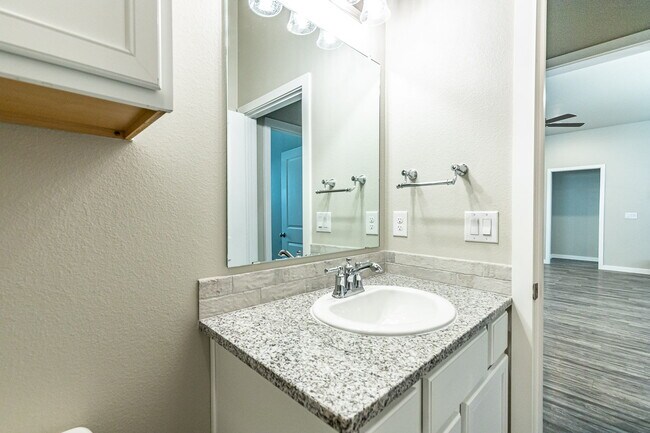 Building Photo - Beautiful 4 bed 3 bath home