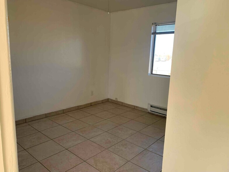 Building Photo - 8618 E Warren Rd