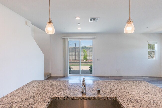 Building Photo - 27638 Sawtooth Ln
