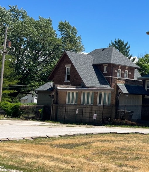 Building Photo - 415 N Gilbert St