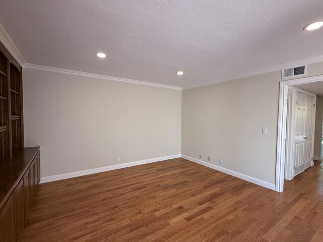 Building Photo - 285 Casitas Bulevar