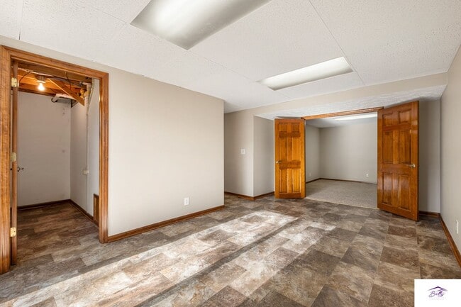 Building Photo - AVAILABLE NOW!