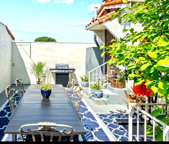 Building Photo - 9101 La Salle Ave