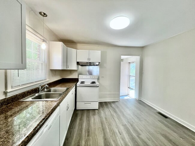 Building Photo - Updated Home in Convenient Location