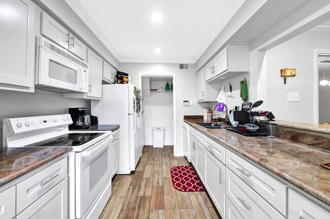 Kitchen - 1687 W Sam Houston Pky S