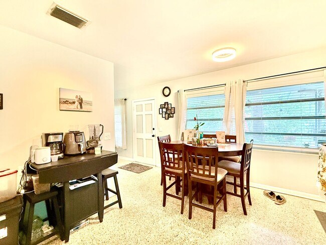 Building Photo - Bright & cozy 2bedroom 1bath home with out...