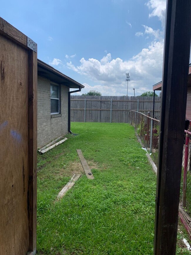 Building Photo - 8018 Gus St