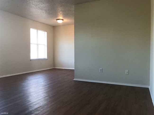 Building Photo - 2 br, 1 bath  - 1203 W 49th St Unit D