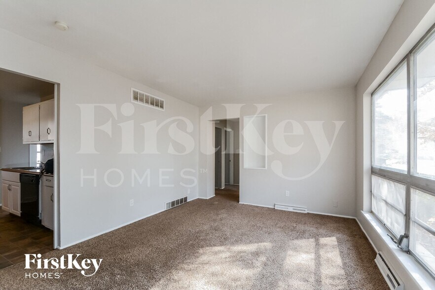 Building Photo - 623 Holiday Ave