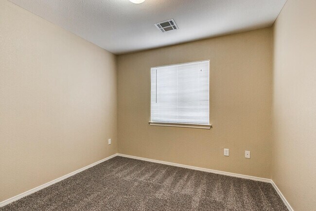 Building Photo - 3172 Hidden Valley Dr