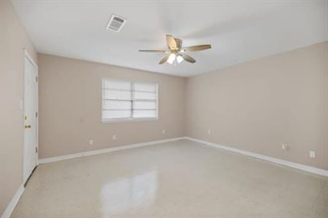 Building Photo - Picture Perfect Family