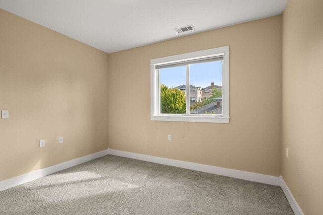 Building Photo - 913 Plum Ridge Dr