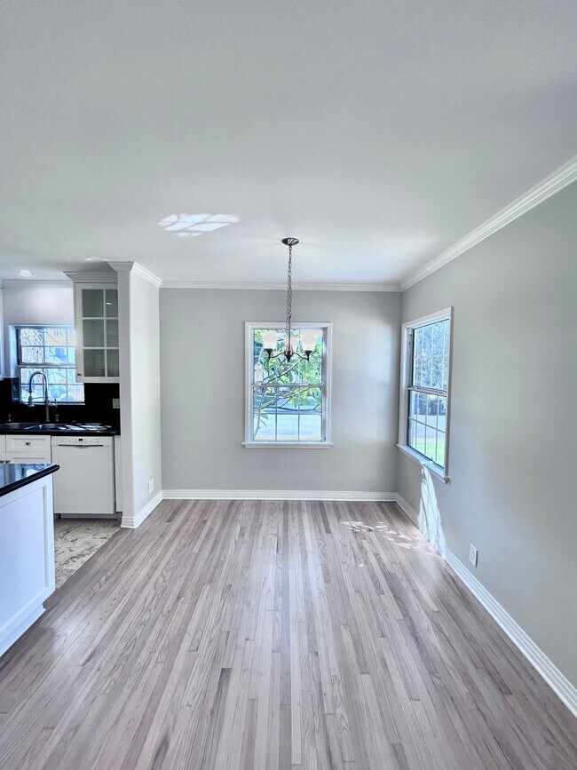 Building Photo - 7530 S Westlawn Ave