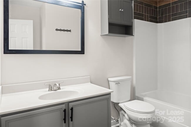 Building Photo - 717 Dawn Cir