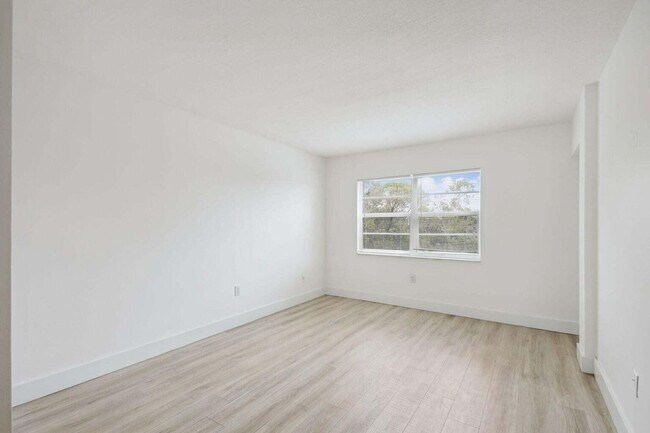 Building Photo - 4354 NW 9th Ave