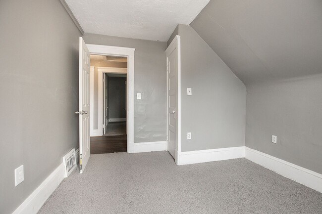 Building Photo - 4 BED 1 BATH SINGLE FAMILY HOME IN CLEVELAND!