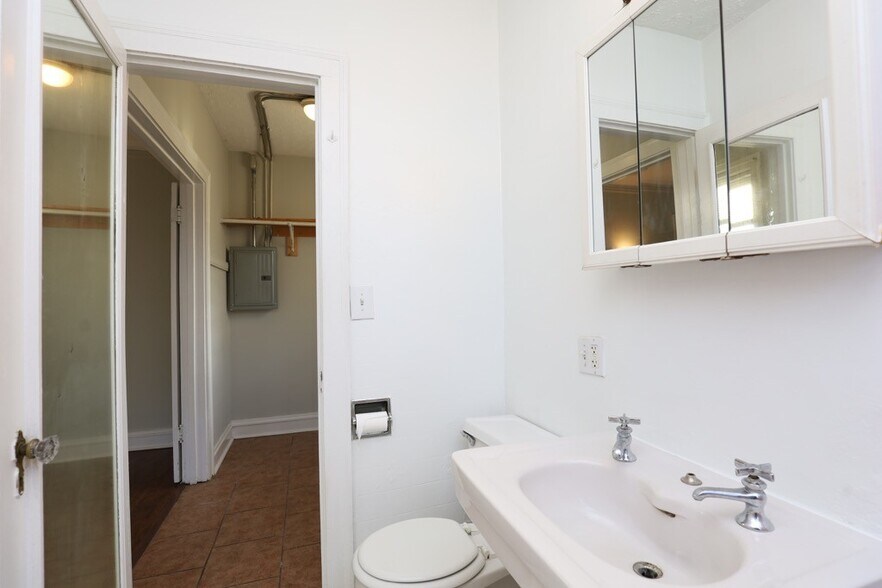 Building Photo - 4349 N Damen Ave