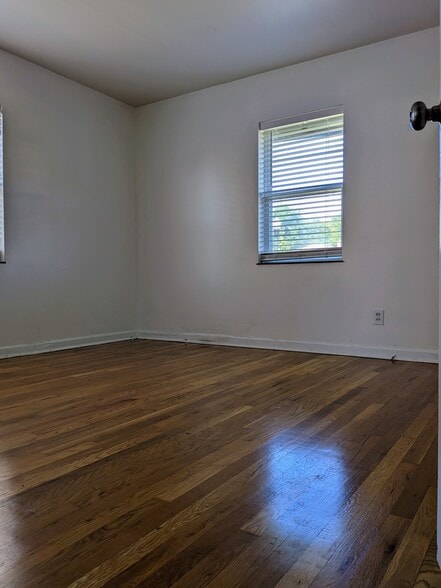 Building Photo - 543 Woodbury Ave