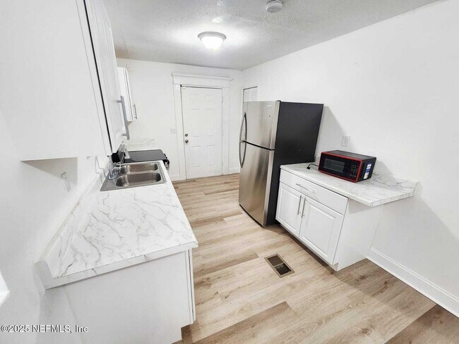 Building Photo - 2184 W 45th St