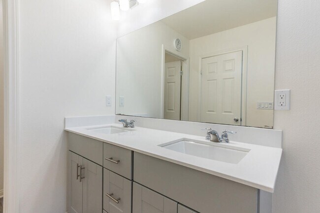 Building Photo - 27638 Sawtooth Ln