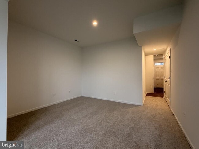 Building Photo - 453 Husky Trl