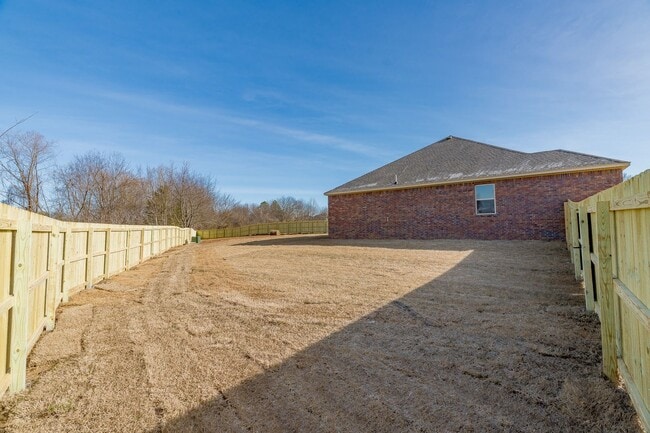 Building Photo - Beautiful 4 bedroom Home on Valley View Golf Course. HUGE Fenced Yard!