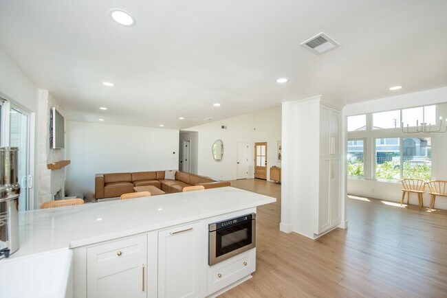 Building Photo - Remodeled South Huntington Beach Home