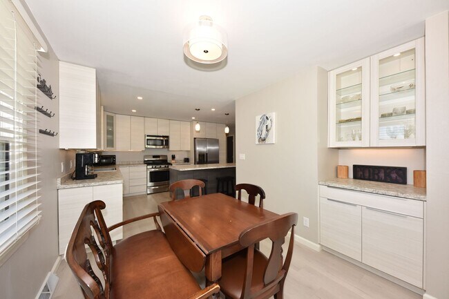 Building Photo - Furnished Mequon 4 bedroom ranch
